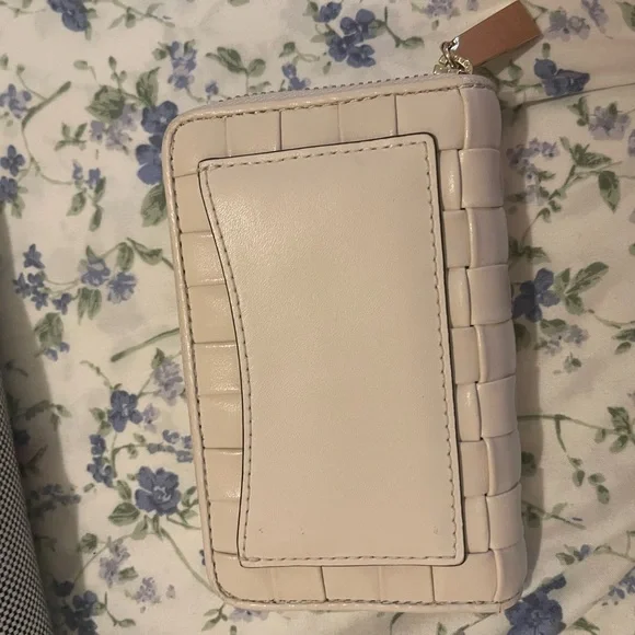 Michael Kors Cream and Gold Wallet - Picture 2 of 5